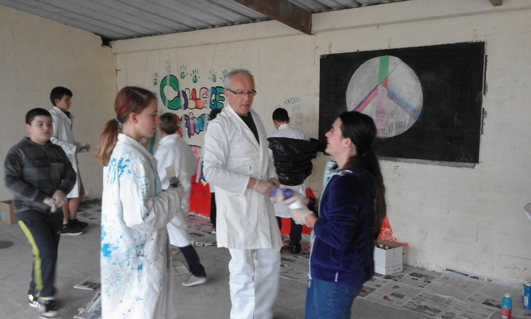 Développement de l’intelligence visuelle spatiale grâce à la réalisation d'une fresque murale lors de l’atelier artistique mené par Claude Charlot (professeur d’arts plastiques) avec un groupe d'élèves de la 6ème à la 3ème